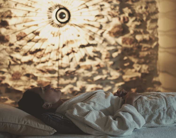 RELAXING BODY MASSAGE WITH ESSENTIAL OILS